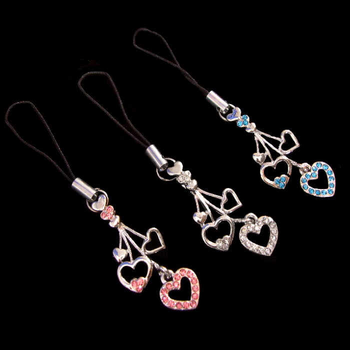Mobile phone pendant with heart design